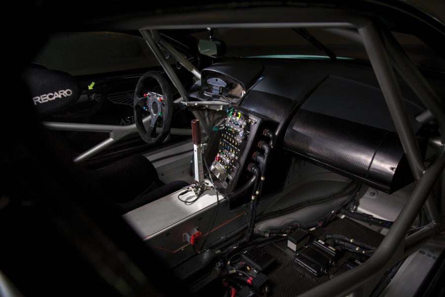 Интерьер Aston Martin DBR9 2005 года  (фото 8 из 60)